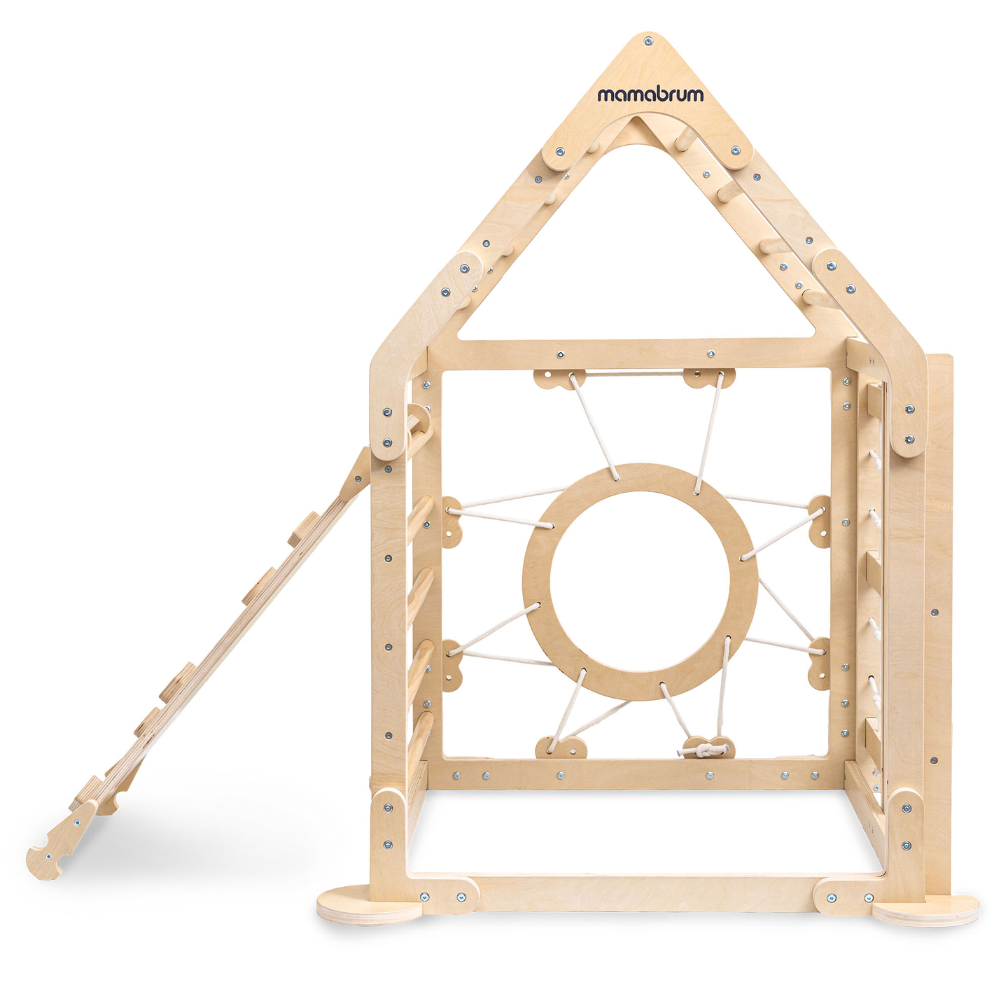 Indendørs trælegeplads til børn - et hus med stiger og rutsjebane
