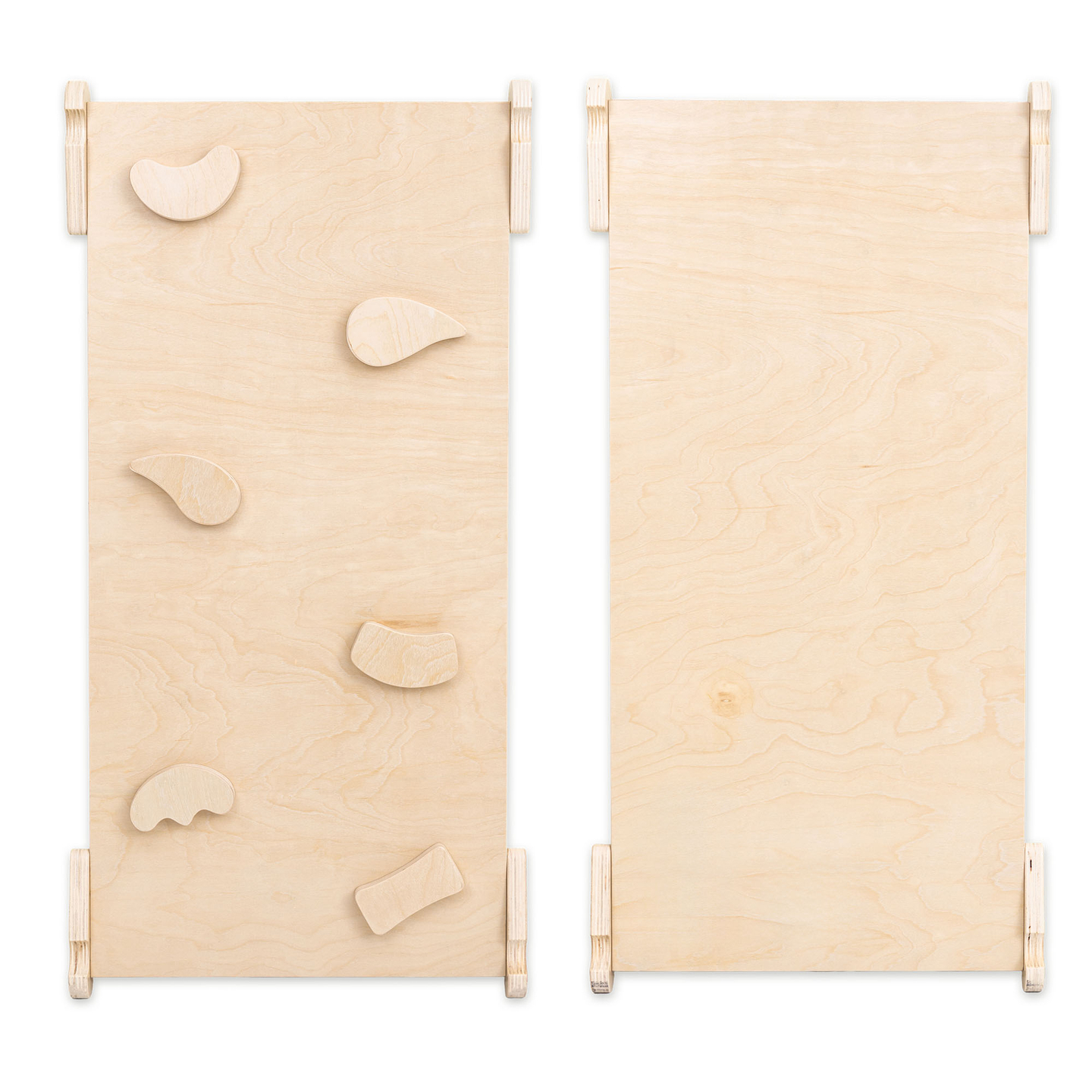 Indendørs trælegeplads til børn - et hus med stiger og rutsjebane