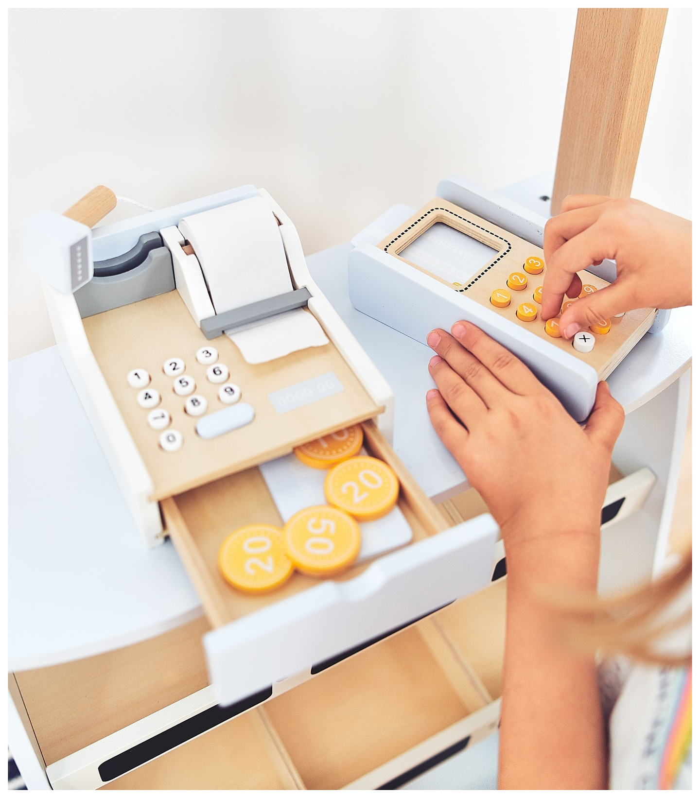 Grøntsagsbutik - træbod med kasser, kasseapparat og terminal