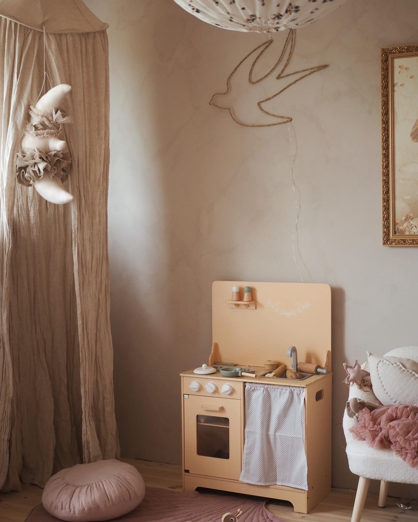 Trækøkken med forklæde, tilbehør og LED-belysning