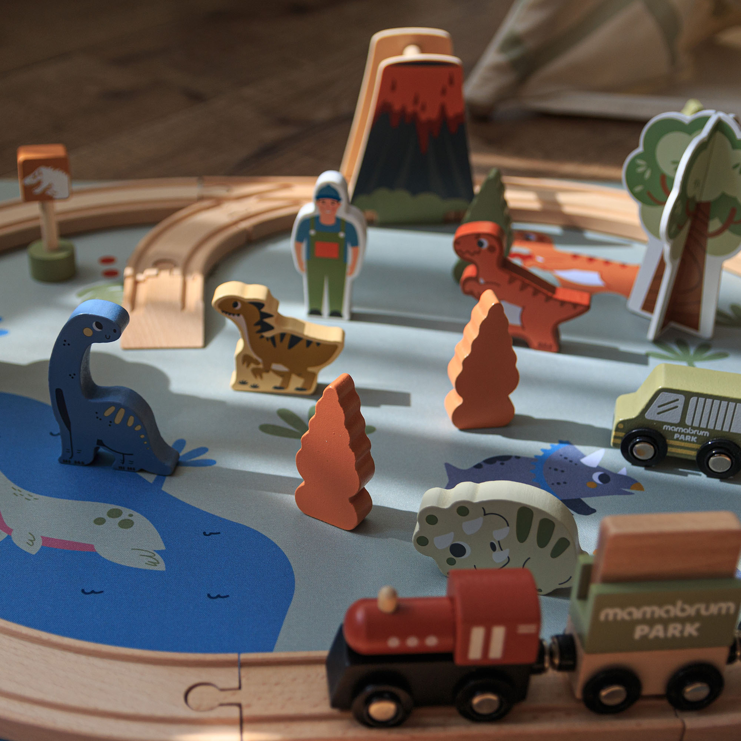 Dino Park trætog med skridsikker måtte - dinosaurer, tog, skinner, vulkan, klokke