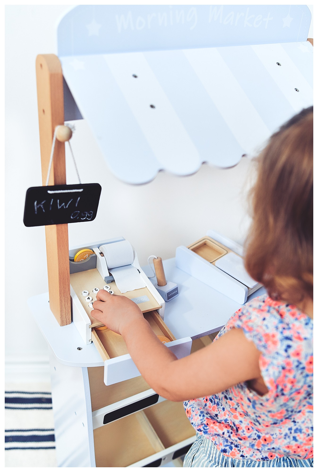 Grøntsagsbutik - træbod med kasser, kasseapparat og terminal