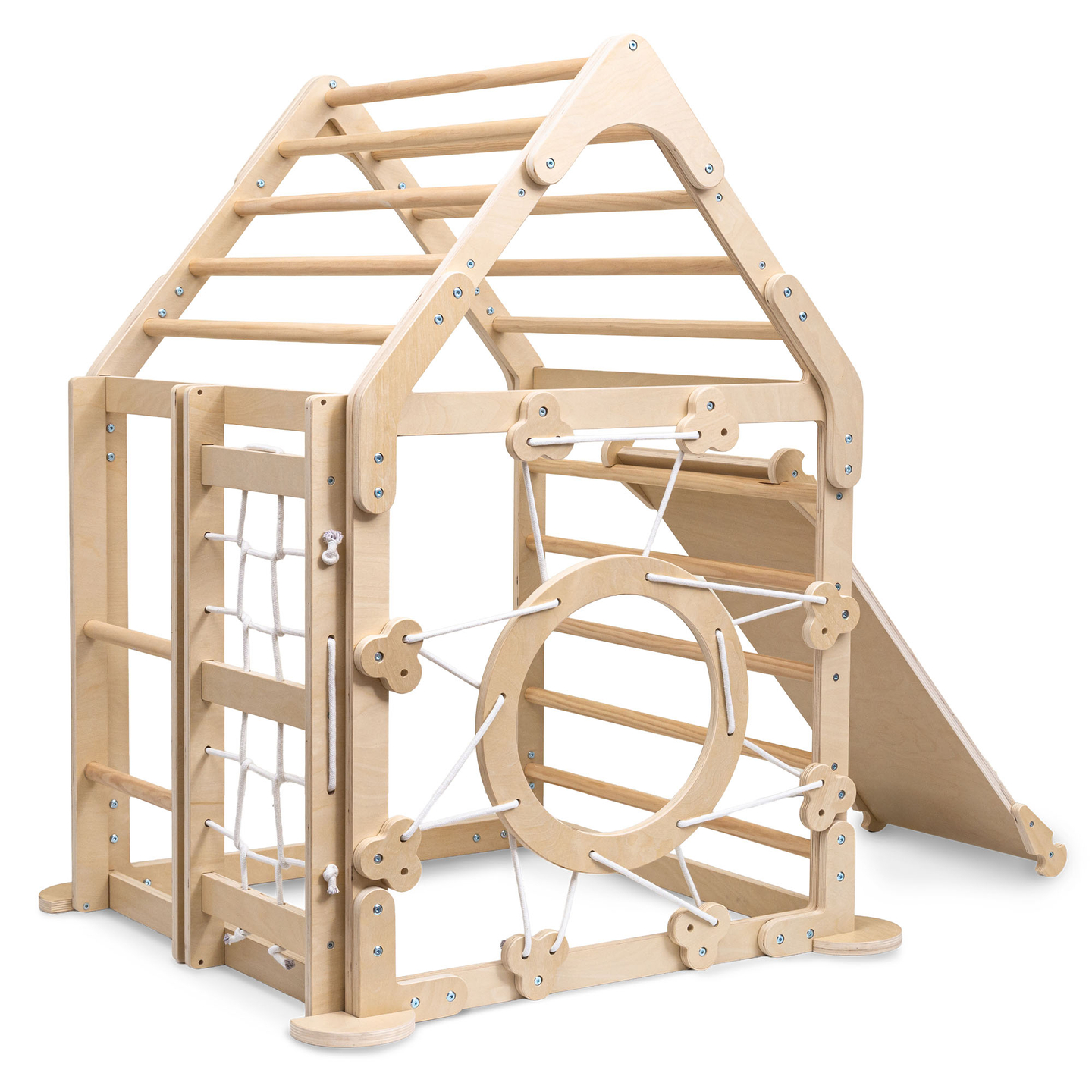 Indendørs trælegeplads til børn - et hus med stiger og rutsjebane