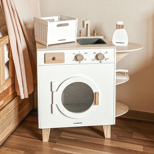 Vaskemaskine i træ med strygejern, kurv og vaskevæske