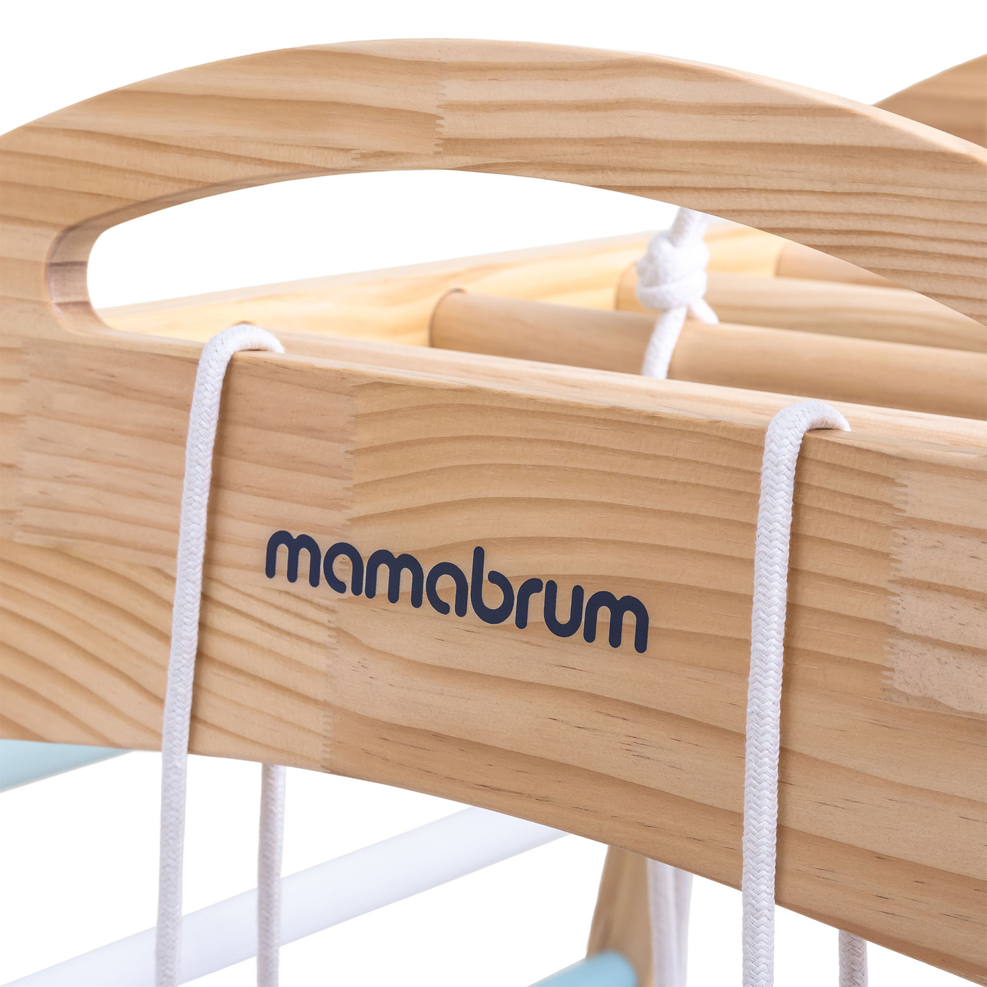 Indendørs legeplads i træ med gynge, gymnastikringe og klatrenet