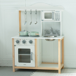 Børnekøkken i træ med mikroovn