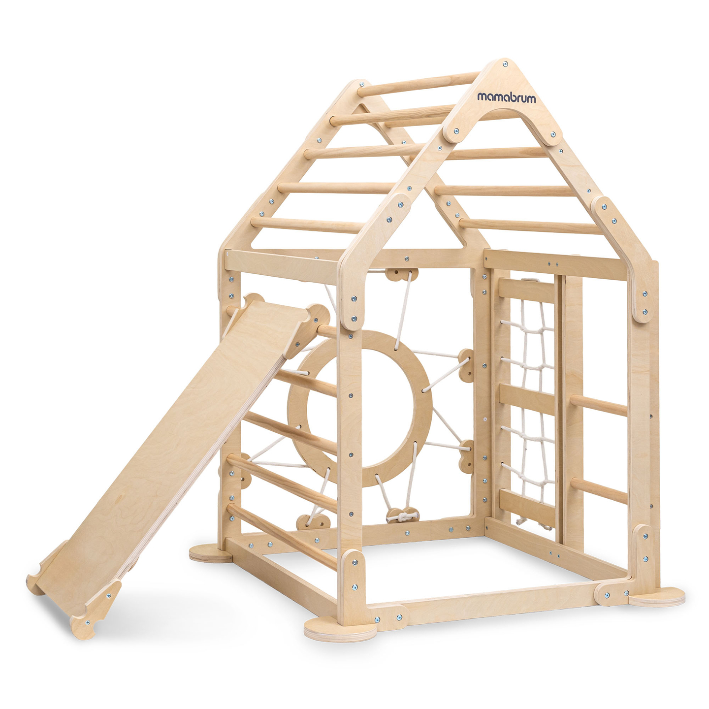 Indendørs trælegeplads til børn - et hus med stiger og rutsjebane