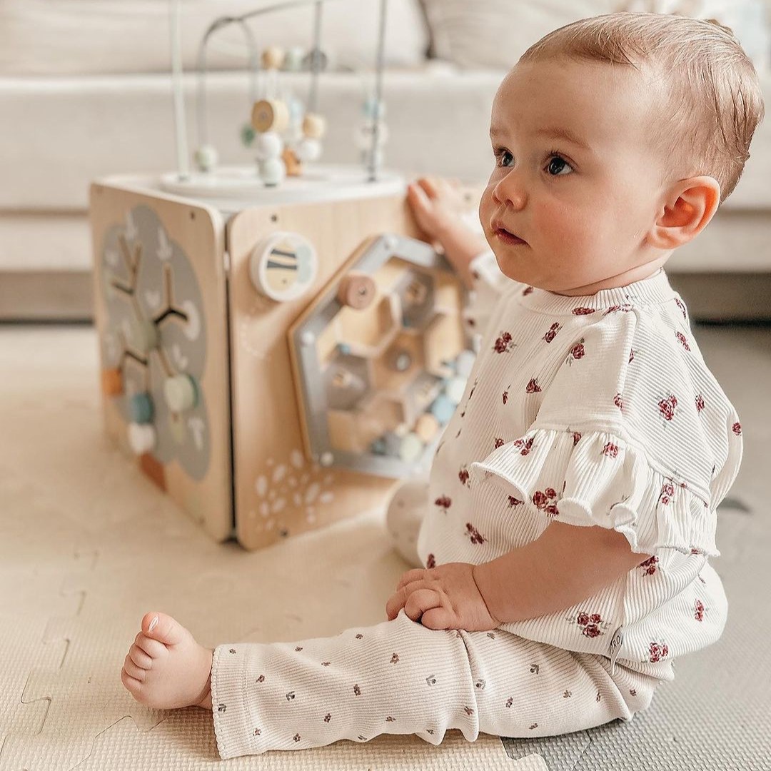 Stor aktivitetsterning i træ med løkke - Montessori