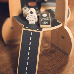 Stor rumraket i træ med tilbehør