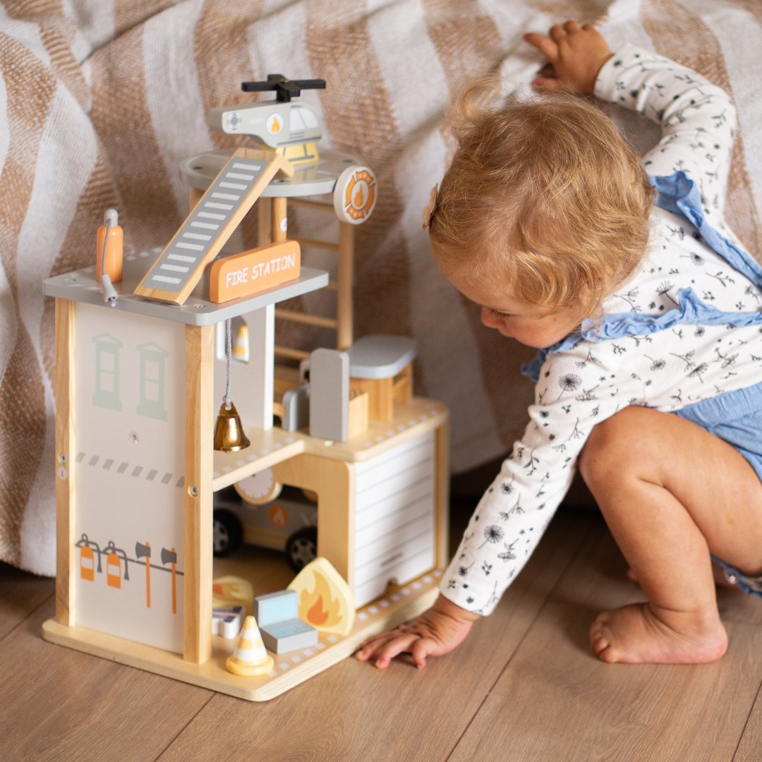 Brandstation i træ med tilbehør, brandvæsen