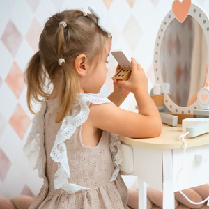 Toiletbord i træ med skammel og tilbehør