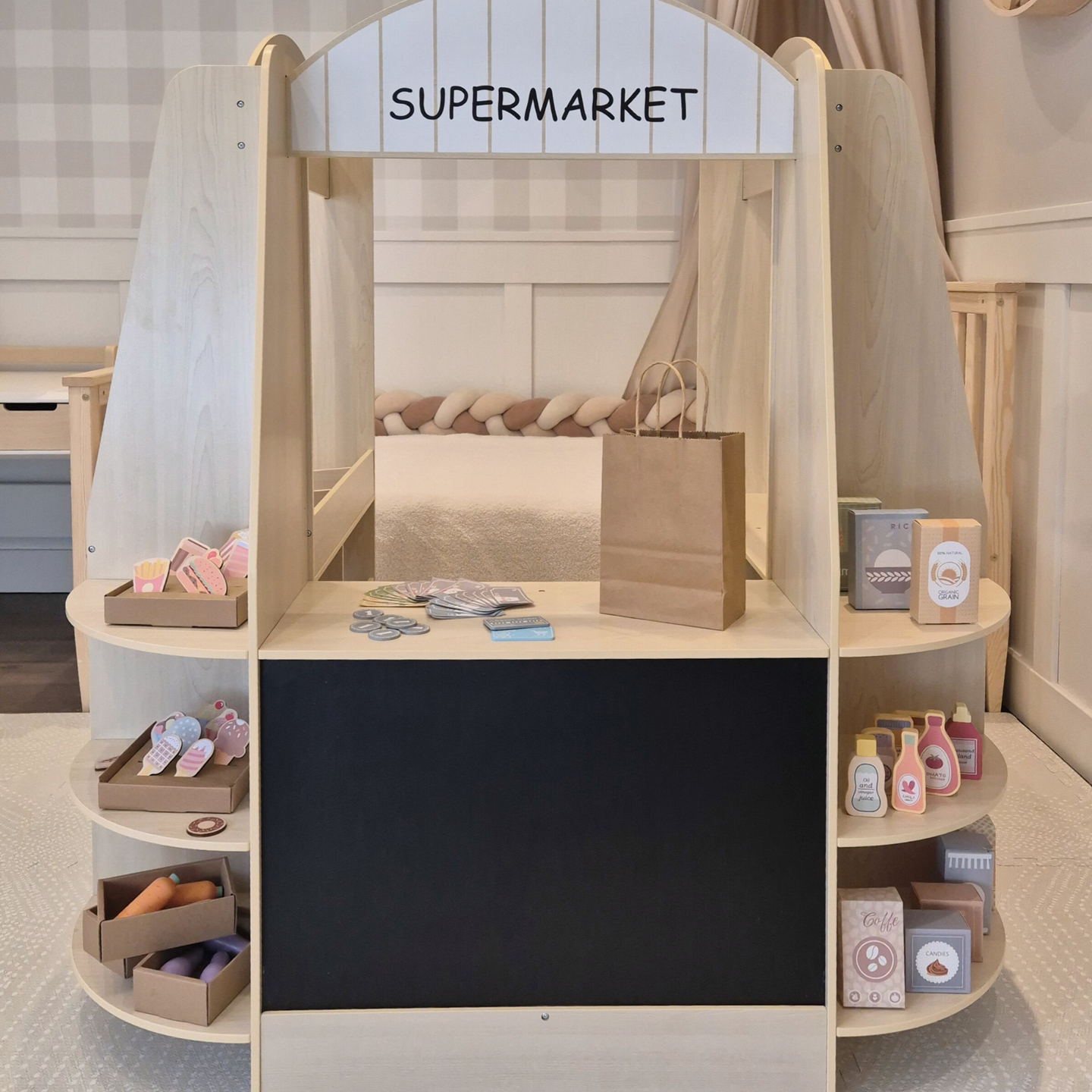 Stor børnebutik i træ med tavle - 91 dele til shoppingsjov!