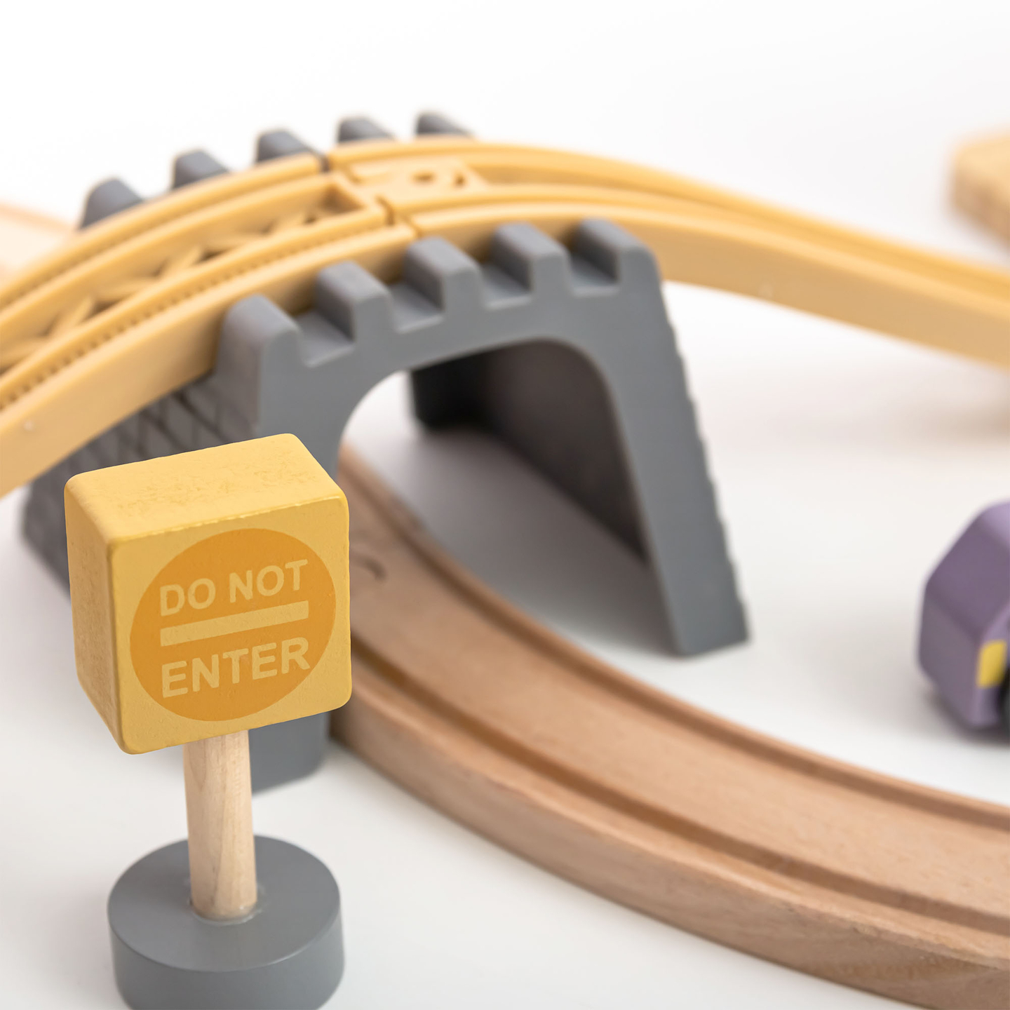 Træbane med elektrisk tog - flyttekran, skib, broer