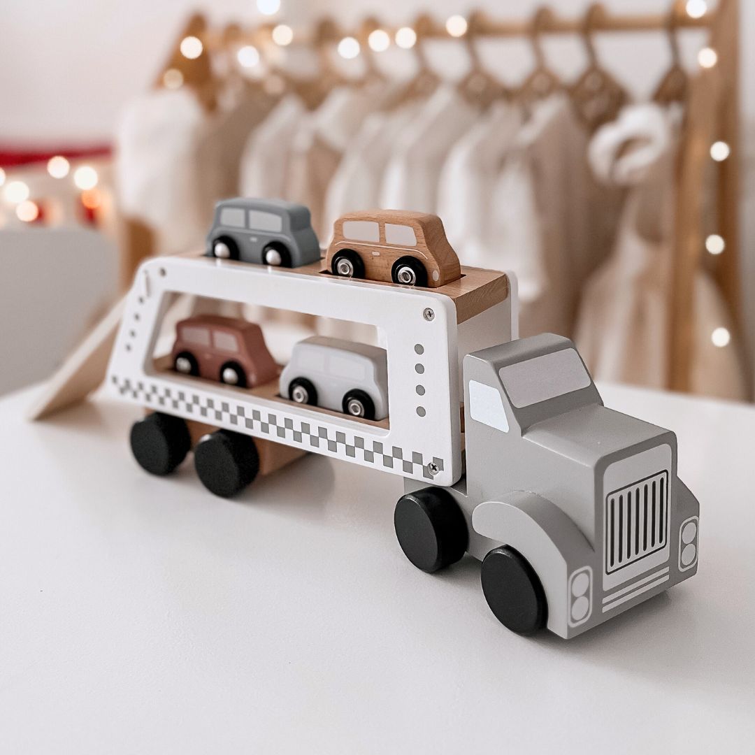 Trælastbil med 4 biler