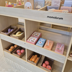 Stor børnebutik i træ med tavle - 91 dele til shoppingsjov!