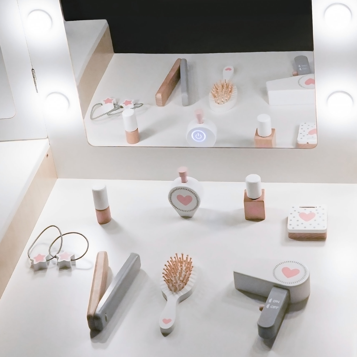 Børnepuslebord i træ med stol, tilbehør og LED-belysning