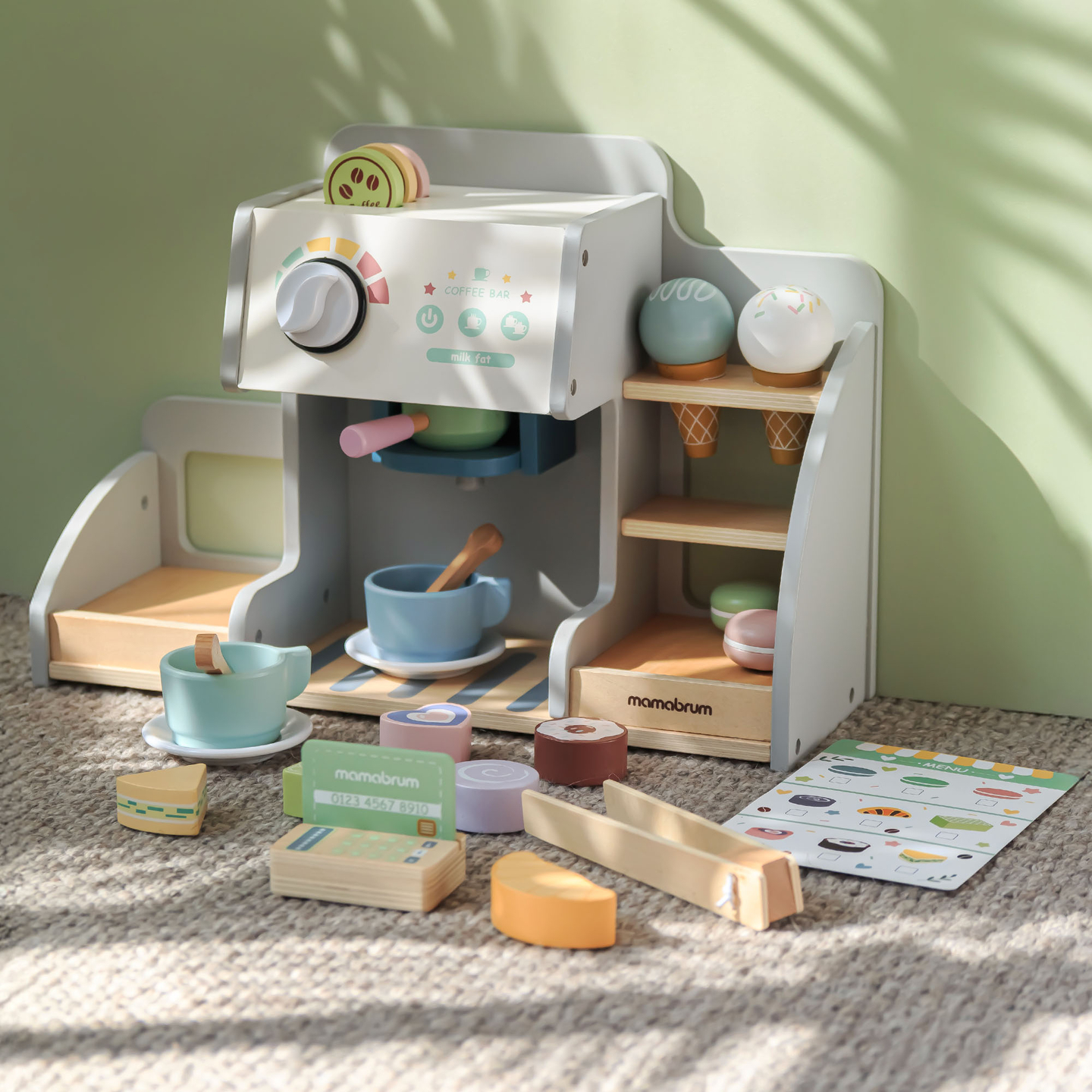 En stor isbar i træ med magnettavle, kaffemaskine og is- og dessertsæt - over 70 dele!