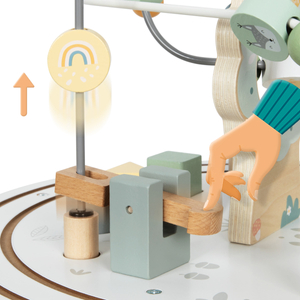Rundt uddannelsesbord af træ med et magnetisk tog og en perlekaster