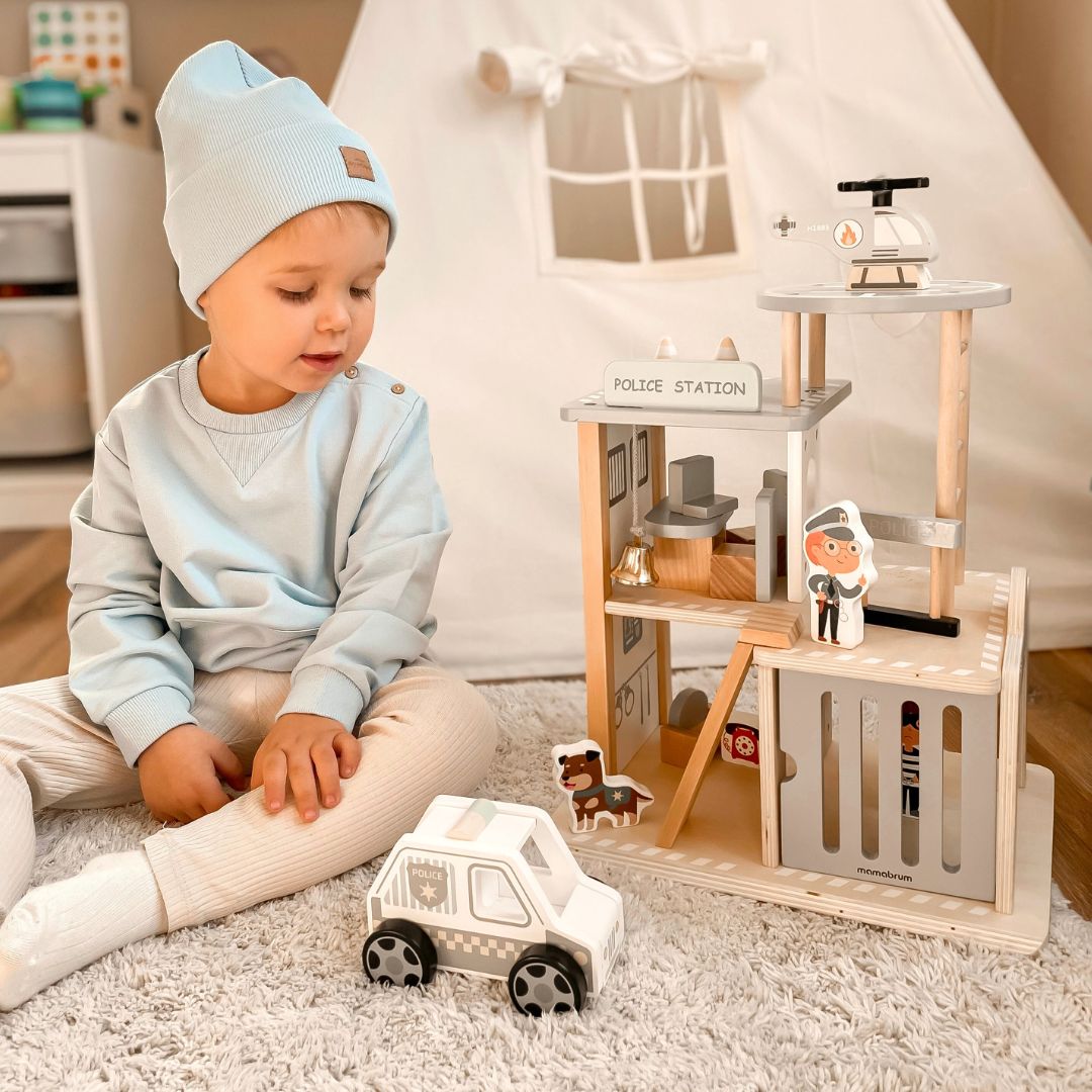 Politistation i træ med tilbehør