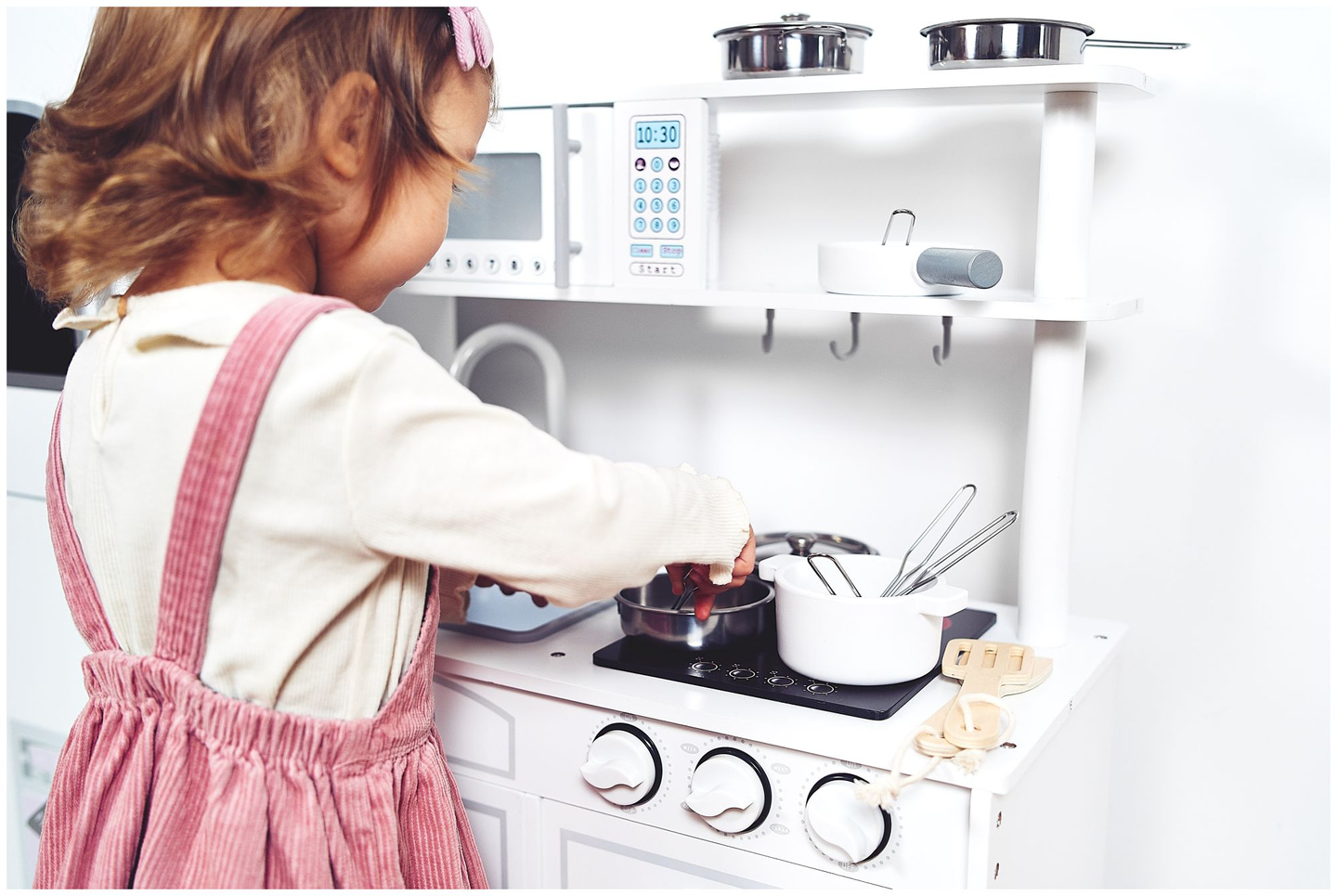 Stort hvidt køkkentilbehør og forklæde i træ