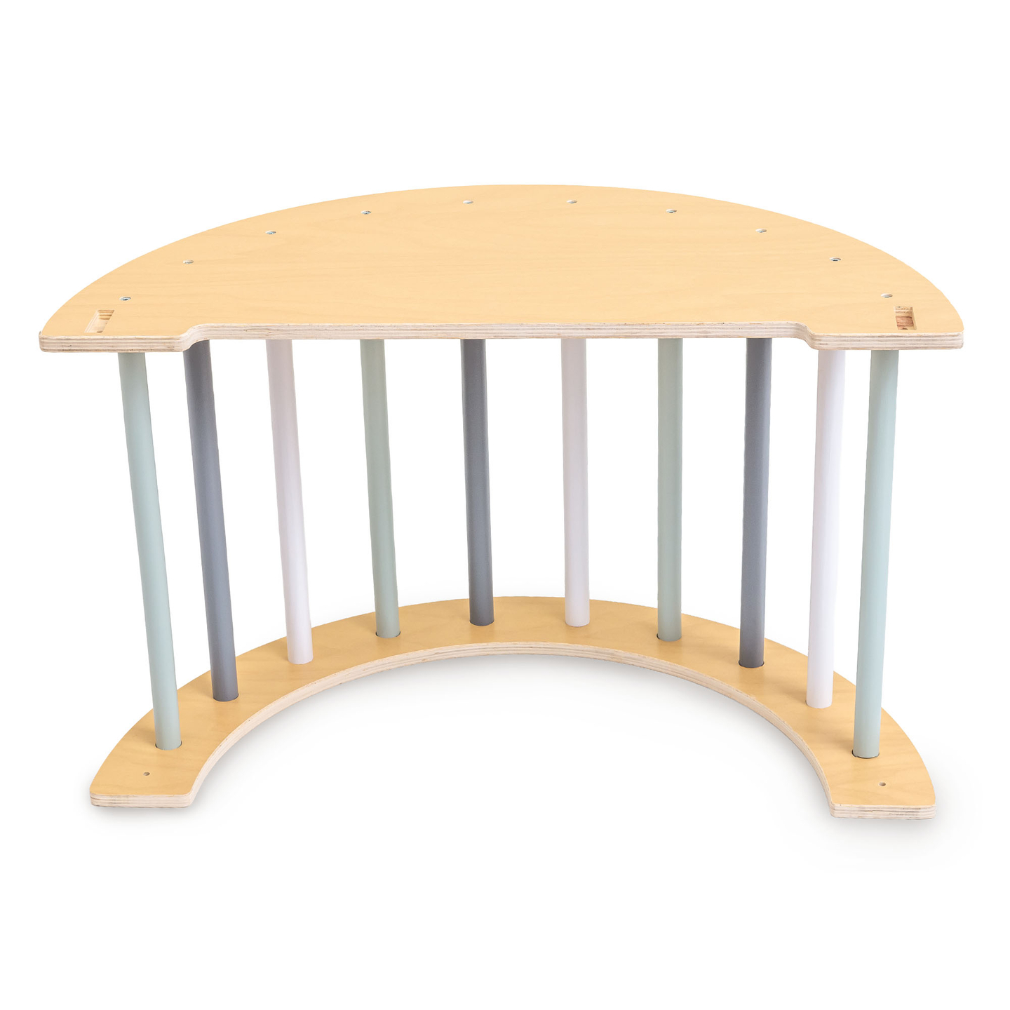 Indendørs trælegeplads til børn - klatrevæg, rutsjebane, klatrebue/vippe og Piklers trekant