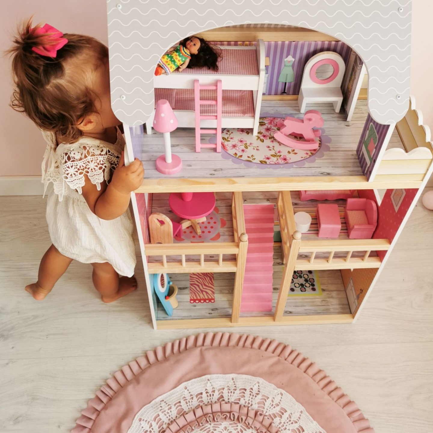 Stort dukkehus i træ med 3 etager, terrasse, møbelsæt og LED-belysning!