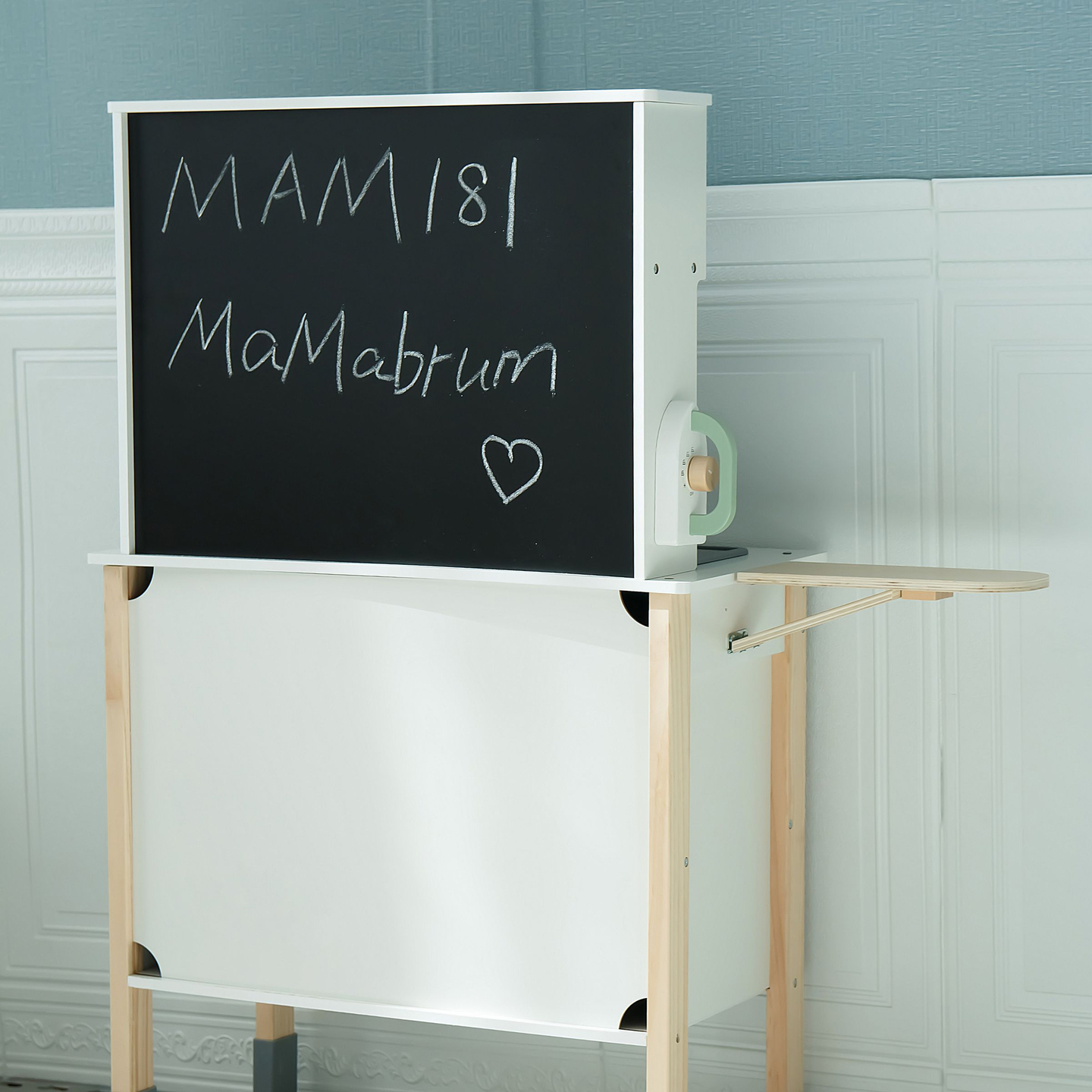 Interaktivt køkken med vaskemaskine, opvaskemaskine og kridttavle