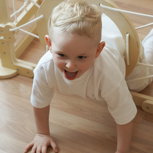 Indendørs trælegeplads til børn - et hus med stiger og rutsjebane