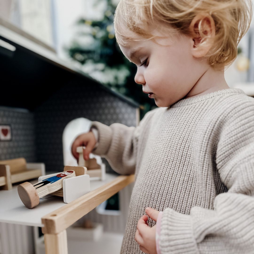 Hvidt dukkehus i træ med tilbehør 18 stk.