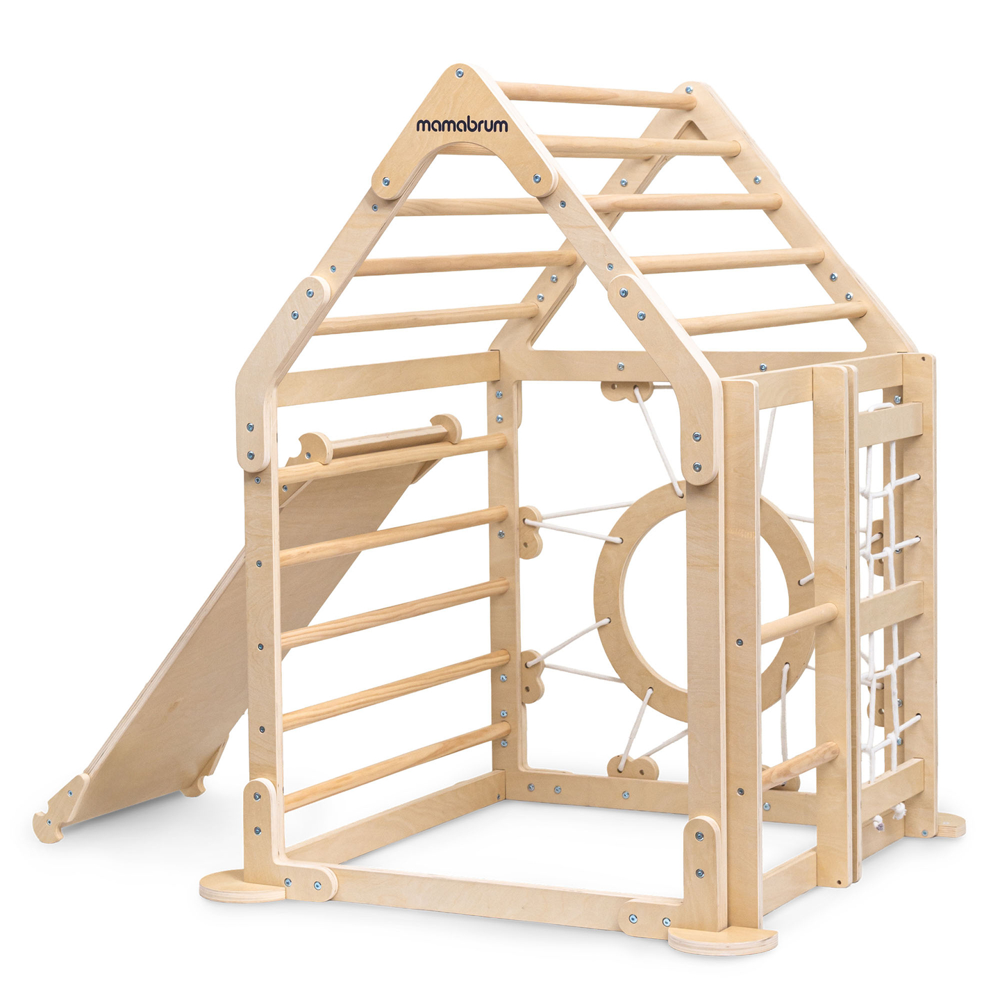 Indendørs trælegeplads til børn - et hus med stiger og rutsjebane