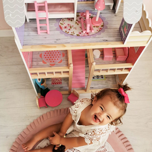 Stort dukkehus i træ med 3 etager, terrasse, møbelsæt og LED-belysning!